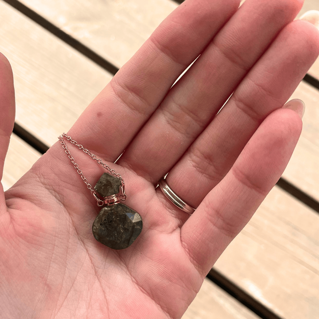 Labradoriidist kaelakee lõhnapudeliga - kullatud hõbe