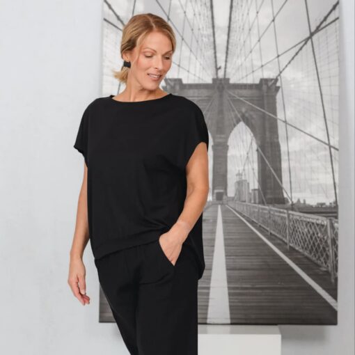 JustMust minimalistlik oversized pluus Haya - Must
