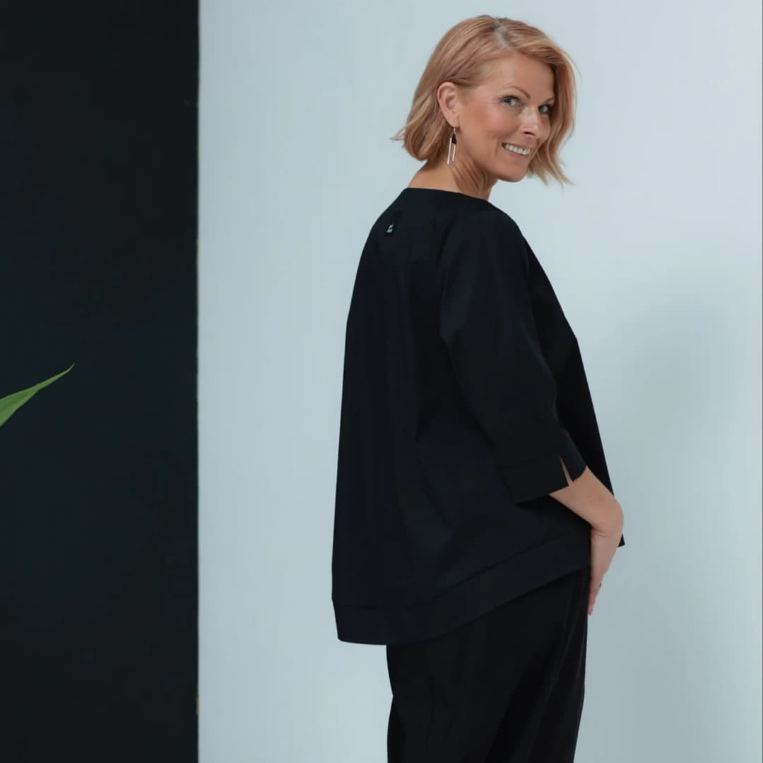 JustMust minimalistlik pluus Anata - Must
