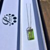 Hõbedast kaelakee Swarovski kristalliga - Roheka kumaga