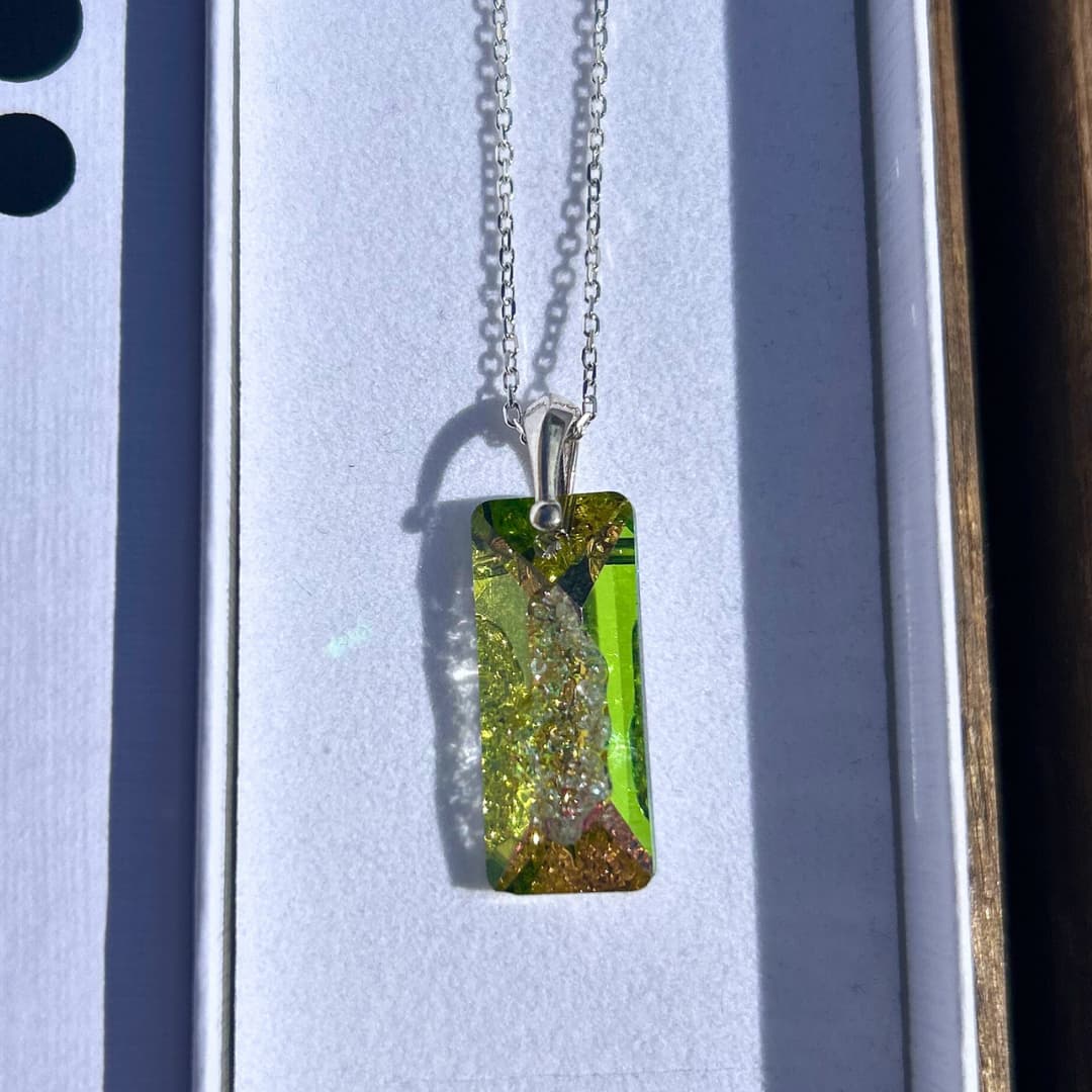 Hõbedast kaelakee Swarovski kristalliga - Roheka kumaga