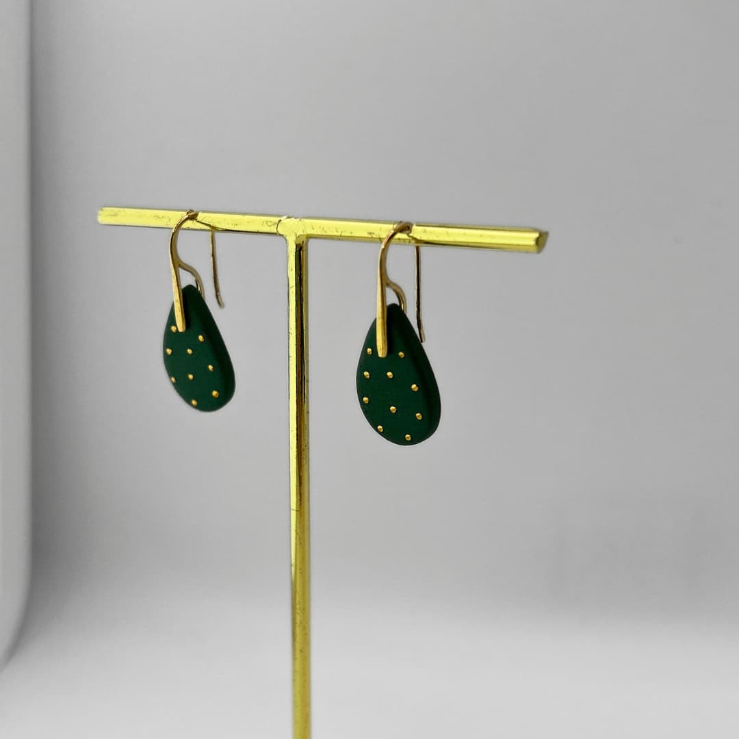 Stuudio Ankoopi kõrvarõngad - Rohelised täppidega