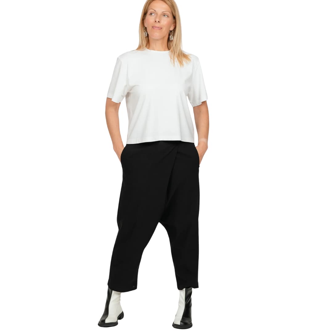 JustMust asümmeetrilise ülekäiguga püksid Yori - Must