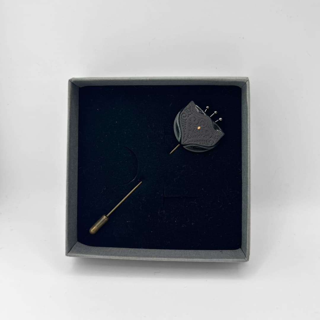 Stuudio Ankoopi rinnanõel - Must unistus