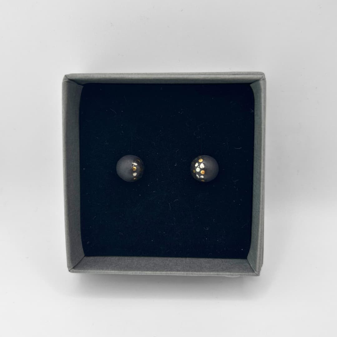 Stuudio Ankoopi kõrvarõngad - Mustad pallid