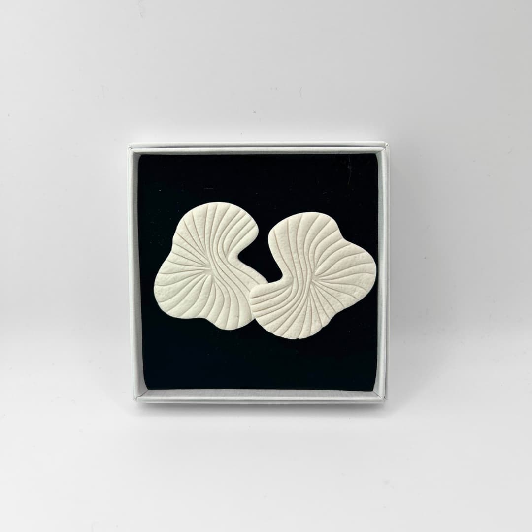 Lumme polümeersavist kõrvarõngad Rea - Valge