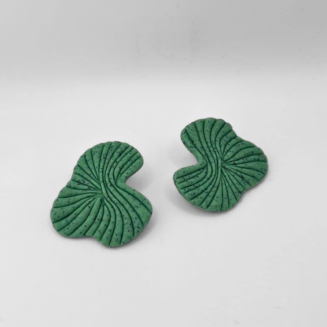 Lumme polümeersavist kõrvarõngad Rea - Roheline täppidega