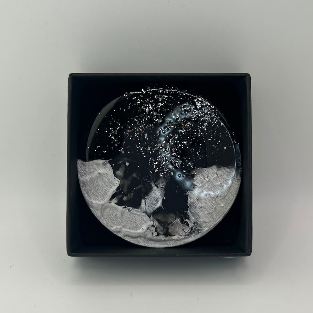 Liura rinnamärk - Must-valge sädelev ring