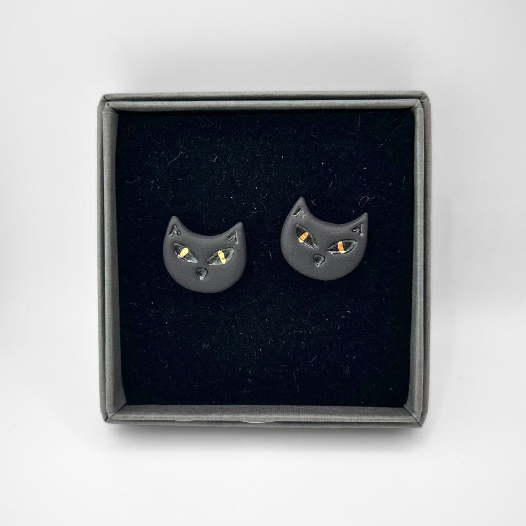 Stuudio Ankoopi kõrvarõngad - Suured mustad kassid