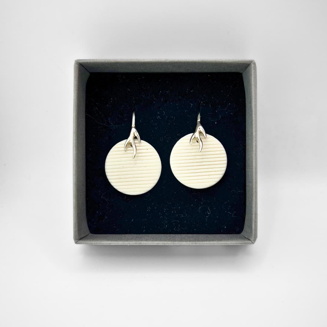 Stuudio Ankoopi kõrvarõngad - Valged rippuvad ringid